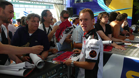 Interessen for Robbin Harms er stor. Hér uddeles der autografer til italienske fans i forbindelse med løbet i Misano for nylig.
